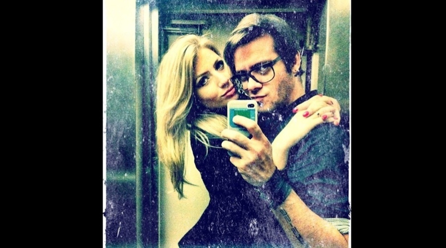 14.jan.2012 - O ex-BBB Max Porto divulgou uma imagem onde aparece abraçado a namorada, Ariane Cerqueira