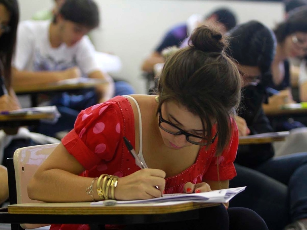 14.jan.2013 - Candidatos fazem provas de ciências humanas e artes (18 questões) e inglês (6 questões) no segundo dia da segunda fase do vestibular 2013 da Unicamp (Universidade Estadual de Campinas). Amanhã (15), último dia da seleção, serão aplicadas as questões de ciências da natureza - Ricardo Lima/UOL