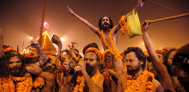 Fotos: Indianos celebram o festival religioso Maha Kumbh Mela - 14/01/2013  - UOL Notícias