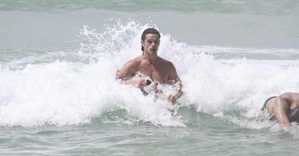 14.jan.2013 - José Loreto mergulha na praia da Barra, na zona oeste do Rio. Depois de viver o Darkson em "Avenida Brasil", o ator voltará à TV em "Flor do Caribe", próxima novela das seis da Globo