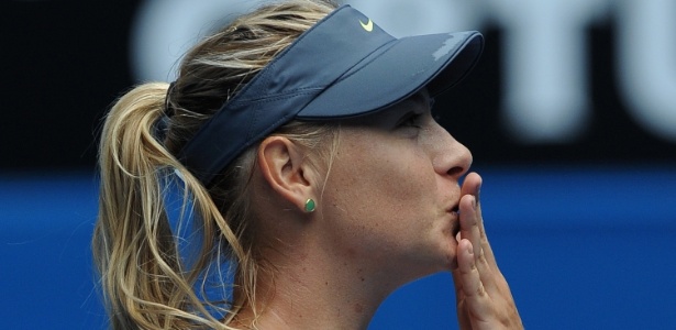 Maria Sharapova manda beijinho para a torcida após vencer na estreia na Austrália - Andrew Brownbil/AP