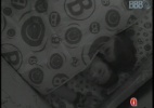 Nasser e Andressa trocam chamegos embaixo do edredom - Reprodução/Globo
