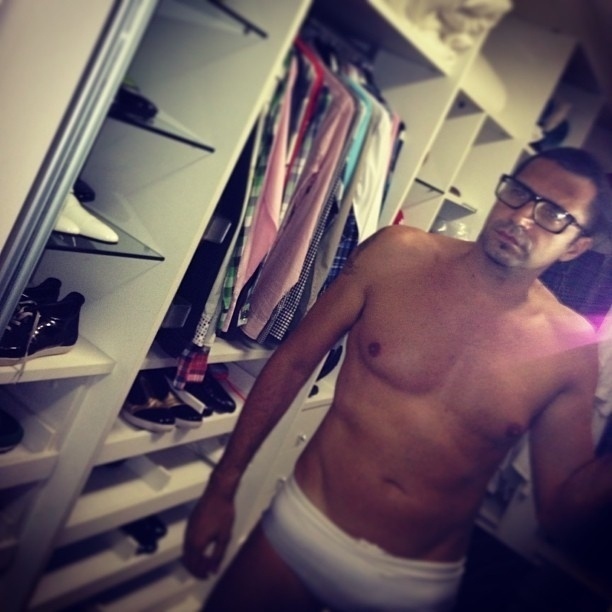 14.jan.2013 - O cantor Latino usou o Instagram para mostrar o físico sarado ao publicar uma imagem em que aparece usando somente uma cueca branca. Na legenda da foto, o artista escreveu: "Quase no peso ideal pro carnaval. Falta pouco!".