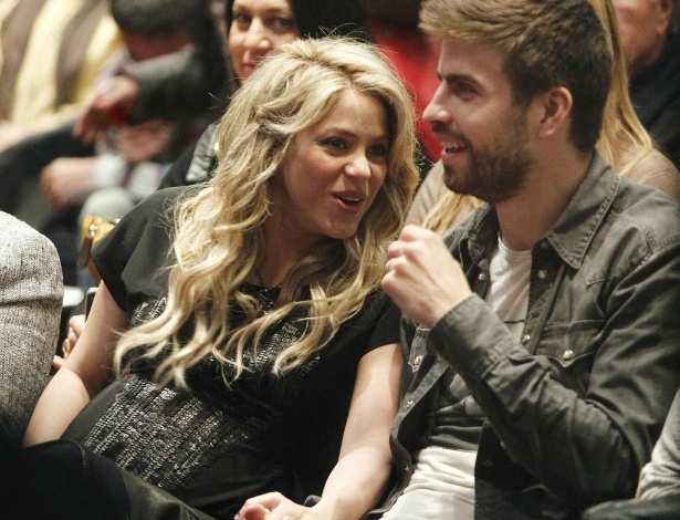 14.jan.2013 - Shakira exibe a barriga de oito meses junto do namorado, o jogador Gerard Piqué, em lançamento do livro "The Wind e Random", de William Mebarak, pai da cantora, em Barcelona, Espanha