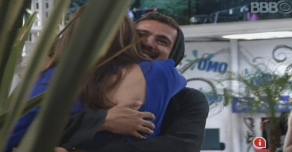 14.jan.2013 - Yuri dá um abraço forte em Kamilla, recém-chegada da casa de vidro