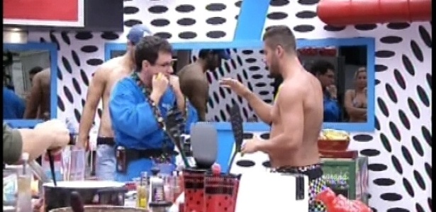 14.jan.2013 - Yuri ensina alguns golpes de luta para o emparedado Ivan na cozinha
