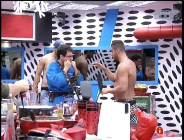 14.jan.2013 - Yuri ensina alguns golpes de luta para o emparedado Ivan na cozinha