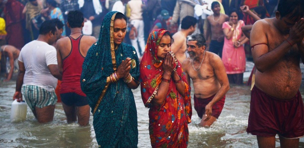 Mulheres participam do primeiro "Shahi Snan" (grande banho) no rio Ganges - Roberto Schmidt/AFP