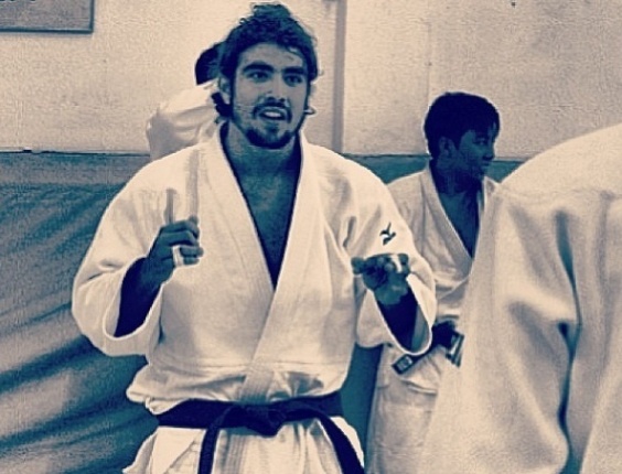 14.jan.2013 O ator Caio Castro postou em seu Twitter uma foto em que aparece praticando judô. Ele está praticando a luta para viver um judoca no cinema