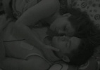 Na cama, Andressa e Nasser trocam carícias antes de dormir - Reprodução / Globo