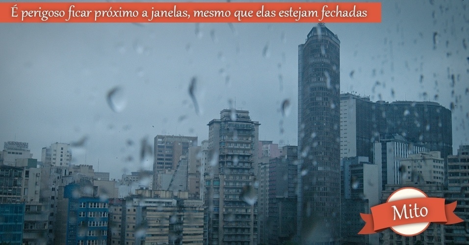 Cotidiano. Chuva no centro da cidade vista atraves de janela de predio na Praca da Republica por volta das 16 horas.