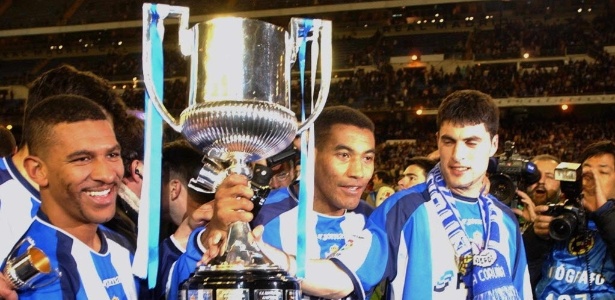 Djalminha e Mauro Silva levantam a Copa do Rei ao estragarem festa do Real - AFP