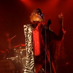 Karen O apareceu loira no primeiro show do ano do Yeah Yeah Yeahs (11 dez 2012) - Reprodução/YouTube