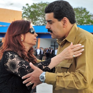 O vice de Chávez, Nicolás Maduro, recebe Cristina Kirchner em Cuba - AFP