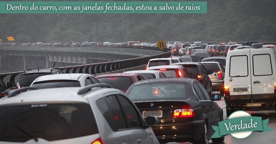 Movimento de carros retornando do litoral, na rodovia dos imigrantes, que teve chuva e movimento intenso após o feriado de Natal, na região de Cubatão (SP)