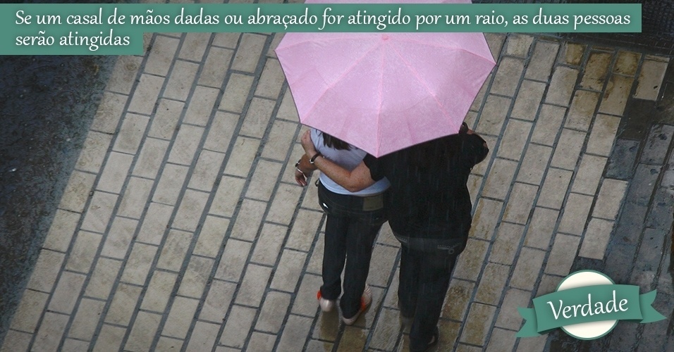Pessoas tentam se proteger com guarda-chuva da chuva fina que caiu hoje a tarde em Ribeirao Preto. Ribeirao voltou a ter chuva nesta quarta-feira, apos mais de um mes de estiagem.    (Foto: Edson Silva/Folhapress) ***REGIONAIS ***