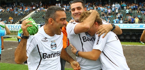 Preparador físico Diego Mello (e) ao lado do técnico Marcelo Mabília (c) celebram título - Lucas Uebel/Divulgação Grêmio