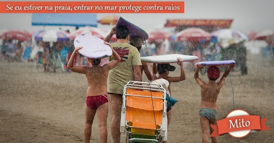 SANTOS, SP, BRASIL, 30-12-2012, 13h15: Banhistas se usam pranchas para se protegerem da chuva enquanto caminham em direcao a praia no Posto 2, em Santos, litoral de SP. Mesmo durante um temporal que caiu no inicio da tarde os banhista permaneciam na praia. (Foto: Marcelo Justo/Folhapress, COTIDIANO***EXCLUSIVO***