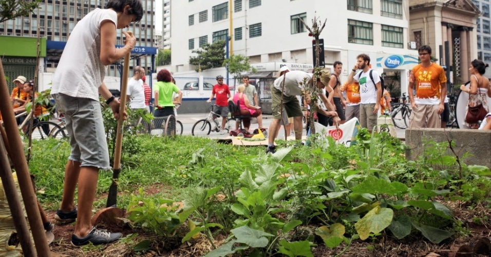 Desde 2012, a avenida Paulista tem uma horta na praça do Ciclista, feita em mutirão - Peu Robles/Folhapress