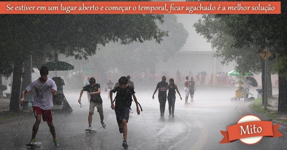SAO PAULO/SP-BRASIL,29/12/2012 - Paulistanos passeiam pelo parque do ibirapuera em baixo de chuva