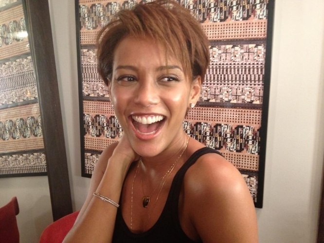14.jan.2013 - Taís Araújo deixou para trás o visual de Penha, de "Cheias de Charme", e mostrou o novo corte de cabelo, mais curto e liso, no Twitter