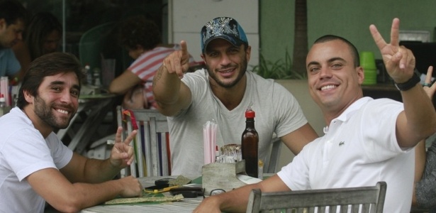 15.jan.2013 - Acompanhado de dois amigos, o ex-BBB Kleber Bambam esteve em um restaurante na Barra da Tijuca, zona oeste do Rio