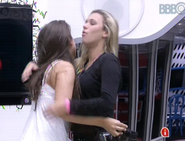15.jan.2013 - Andressa e Marien se abraçam e dançam ao acordar com música sertaneja