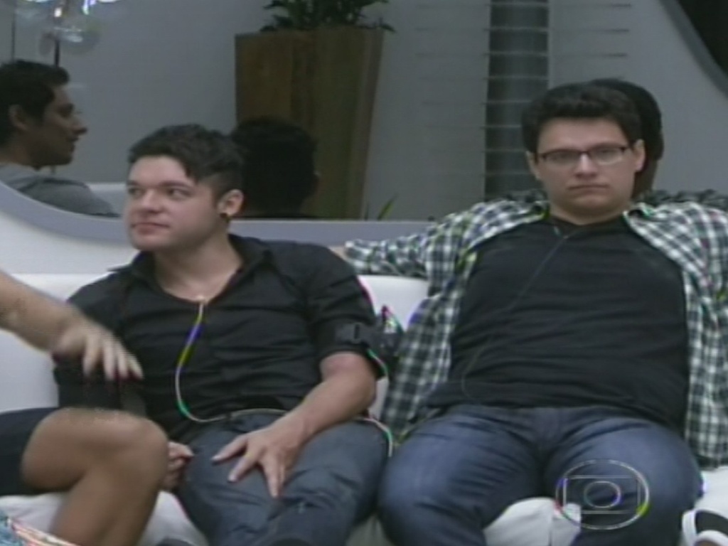 15.jan.2013 - Eliéser, Nasser e o emparedado Ivan aguardam o contato do apresentador Pedro Bial