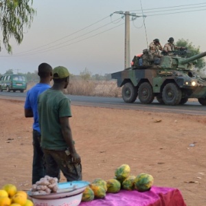 Jovens observam soldados franceses em Abidjan, perto de  Bamaco, no Mali - Eric Feferberg/ AFP