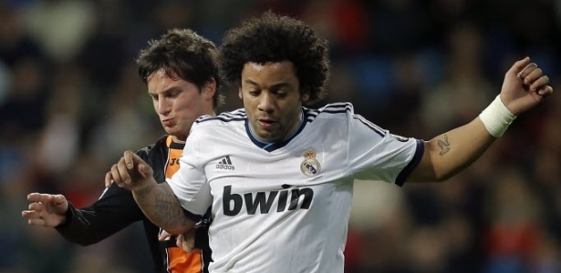 Marcelo tenta escapar da marcação de Piatti, do Valencia, em partida da Copa do Rei - AP Photo/Daniel Ochoa de Olza