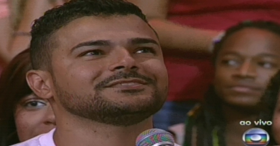 15.jan.2013 - Pedro Bial fala com Jeferson Dias, namorado de Aline, a primeira eliminada do 