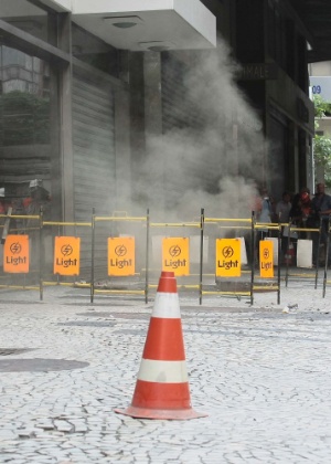 Em janeiro, a área de um bueiro localizado na avenida Rio Branco, foi isolada após pedestres perceberem uma fumaça saindo do local - Ale Silva/Futura Press