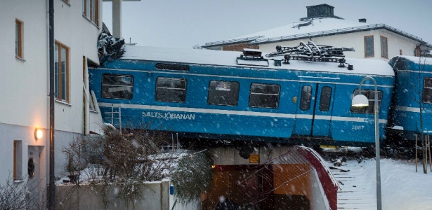 Um trem roubado por uma mulher atingiu uma casa após descarrilhar em Estocolmo, na Suécia - Jonas Ekstromer/Scanpix Sweden/Reuters
