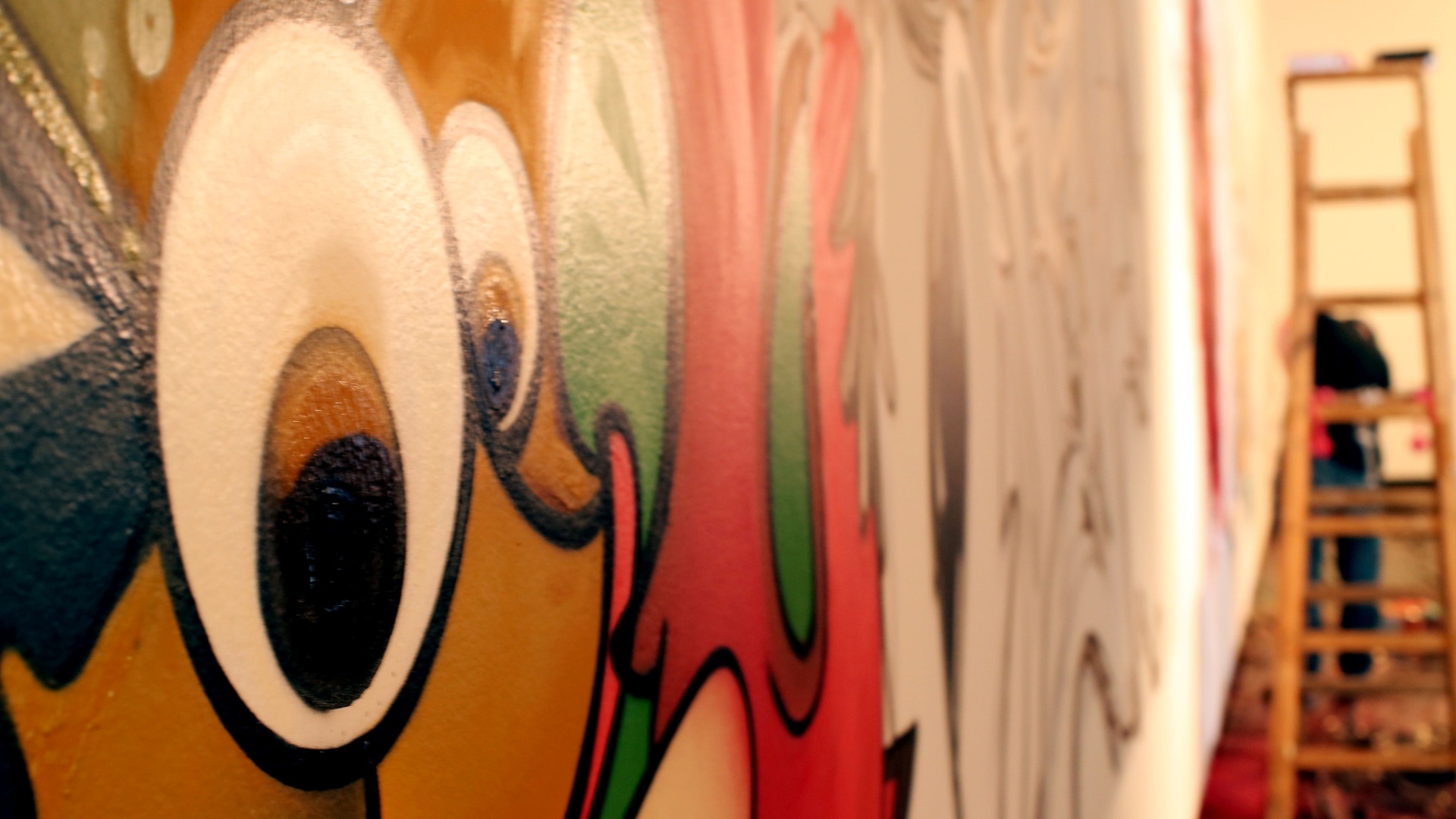 15.jan.2013 A segunda edição da Bienal Graffiti Fine Arte é realizada entre os dias 22 de janeiro e 17 de fevereiro no Mube, em São Paulo. Uma semana antes da abertura, os cinquenta e um artistas escalados montam suas obras dentro e fora do museu. A exposição tem entrada gratuita - Flávio Florido/UOL