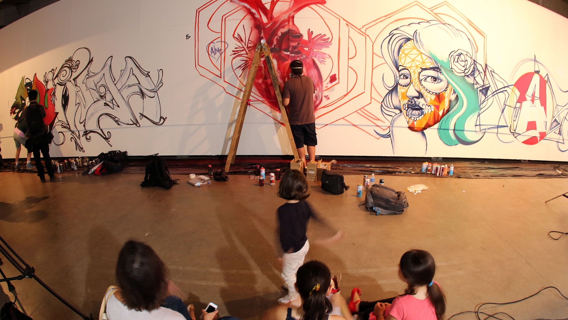 15.jan.2013 Crianças assistem live-painting de grafiteiro durante a montagem da 2ª Bienal do Grafite do Mube - Flávio Florido/UOL