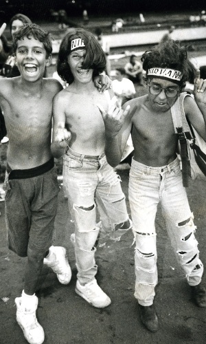 16 jan. 1993 - Adolescentes reunidos para ver o show do Nirvana no segundo dia do Hollywood Rock. A apresentação seria a única da banda em São Paulo. - Paulo Giandalia/Folhapress