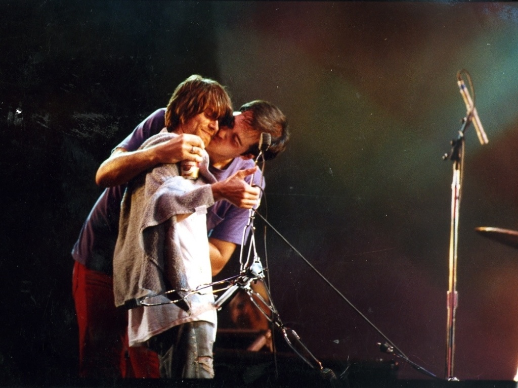 16 jan. 1993 - Krist Novoselic beija Kurt Cobain durante show do Nirvana no segundo dia do Hollywood Rock. - Paulo Giandalia/Folhapress