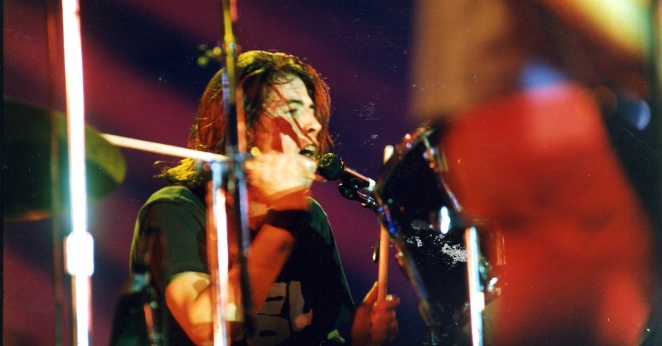 16 jan. 1993 - O baterista Dave Grohl durante show do Nirvana no segundo dia do Hollywood Rock. - Pisco Del Gaio/Folhapress