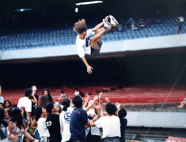 16 Jan. 1993 - Público se diverte praticando "mosh" antes do início dos shows no segundo dia do Hollywood Rock - Pisco Del Gaiso/Folhapress