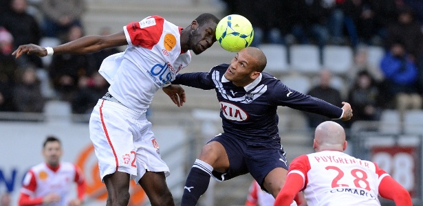 Helder, do Nancy, divide bola de cabeça com Gouffran, do Bordeaux, no Francês - AFP PHOTO / PATRICK HERTZOG