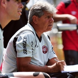 O técnico Arthur Bernardes ainda espera um melhor entendimento tático do time do Atlético-PR - 