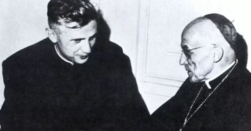 Foto de arquivo feita entre 1962 e 1965 em que Joseph Ratzinger ( esq.), ento professor de teologia, recebe conselhos do ento cardeal de Colnia, Joseph Frings, no Vaticano - AFP