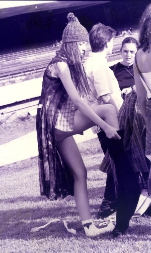 Jan. 1993 - Adolescente "grunge" se troca durante intervalo dos show do Hollywood Rock, vinte anos atrás. - Adi Leite/Folhapress