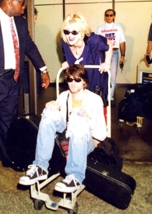 Courtney Love e Kurt Cobain chegam em São Paulo para show do Nirvana no Hollywood Rock, em 1993 - Sergio Andrade/Folhapress