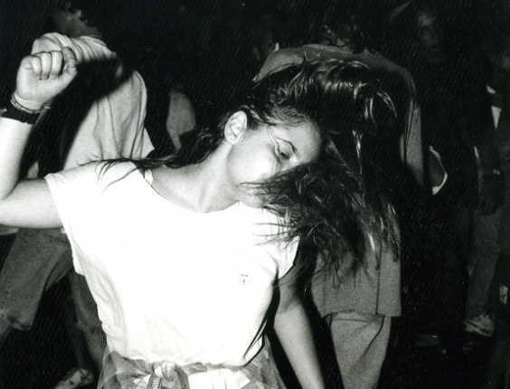 Jan. 1993 - Garota curte show do Hollywood Rock, naquela que ficou conhecida como a edição "grunge" do festival. - Paulo Giandalia/Folhapress