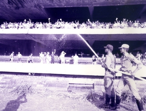 Jan. 1993 - Policiais refrescam a plateia da arquibancada do Hollywood Rock com mangueira d'água - Cláudio Freitas/Folhapress