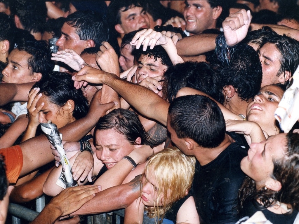 Jan. 1993 - Público espremido contra a grade durante apresentação do Hollywood Rock - Pisco Del Gaiso/Folhapress