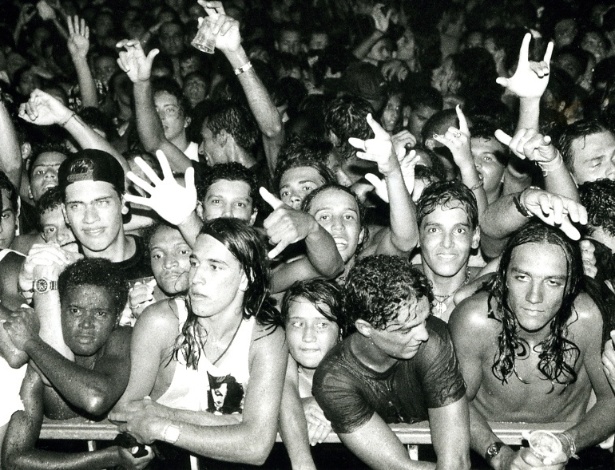 Jan. 1993 - Público espremido contra a grade durante o Hollywood Rock, durante a edição que está comemorando 20 anos - Pisco Del Gaiso/Folhapress