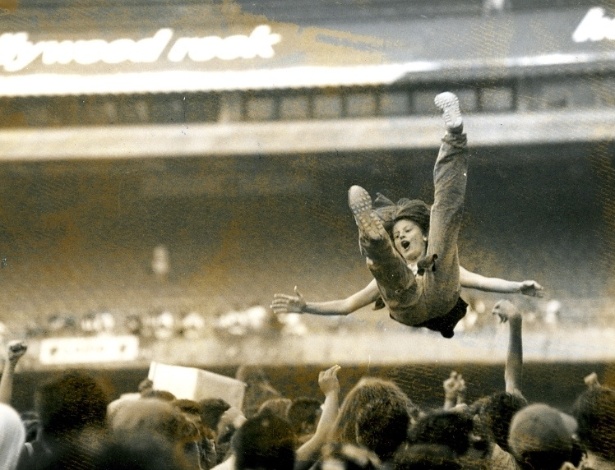 Jan.1993 - Público pratica mosh durante o Hollywood Rock 93. Evento ficou marcado como a edição "grunge" do festival - Adi Leite/Folhapress