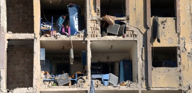 Prédio destruído da Universidade de Aleppo, na Síria, alvo de um bombardeio aéreo. O ataque destruiu prédios e casas ao redor da universidade, que está em época de provas - AFP/Sana